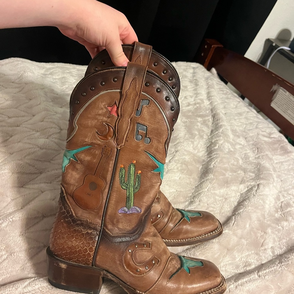 Brown Embroidered Western Boots